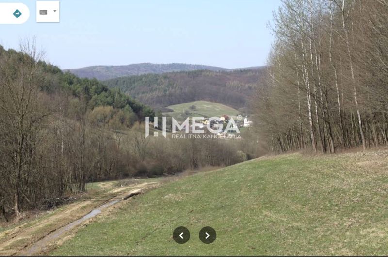 Das Land von Maškovce mit landwirtschaftlichen und forstwirtschaftlichen Flächen, umgeben von Hügeln und Wäldern.