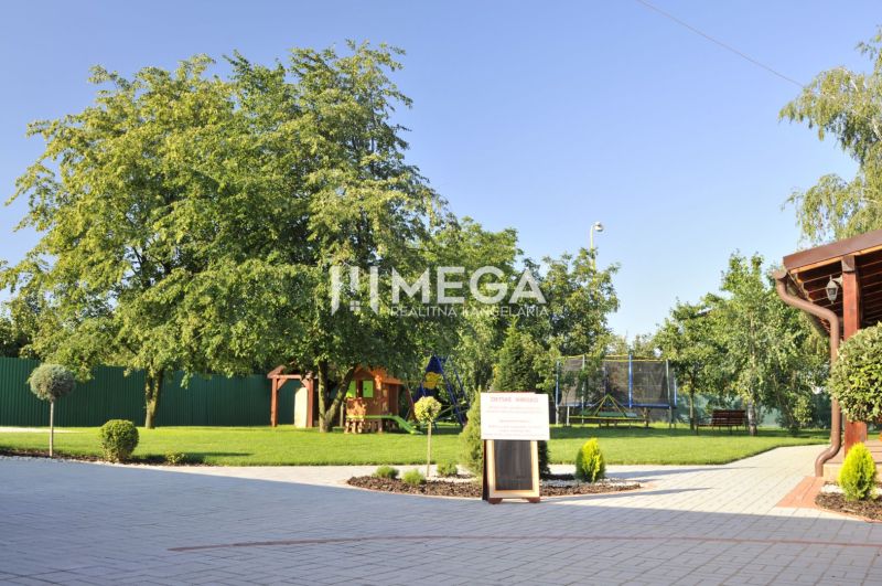 Ein Garten mit einem Kinderspielplatz und einem Brunnen in der Budovateľská-Straße in Vranov nad Topľou.