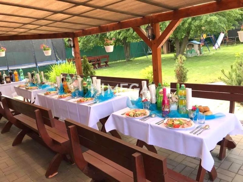 Gedeckte Tische unter dem Unterstand in der Budovateľská-Straße in Vranov nad Topľou, Gastronomiebereiche.