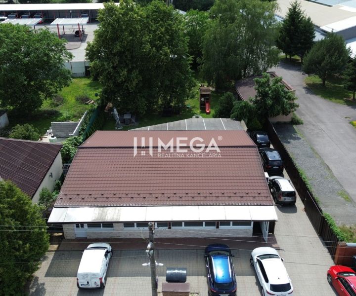 Gastronomische Räumlichkeiten in der Budovateľská-Straße in Vranov nad Topľou, umgeben von Autos und Grünflächen.