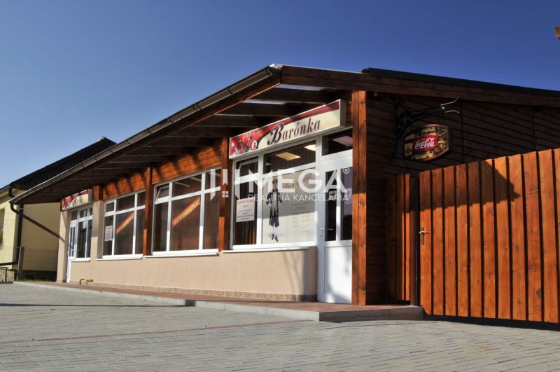 Gastronomische Räumlichkeiten in der Budovateľská-Straße in Vranov nad Topľou mit hölzernem Außenverkleidung.