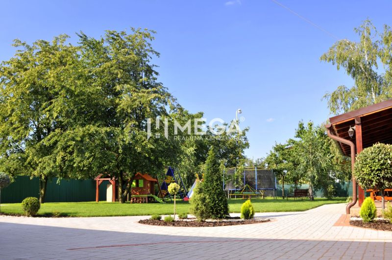 Hof der Gastronomieräume in der Budovateľská-Straße in Vranov nad Topľou mit Spielplatz.