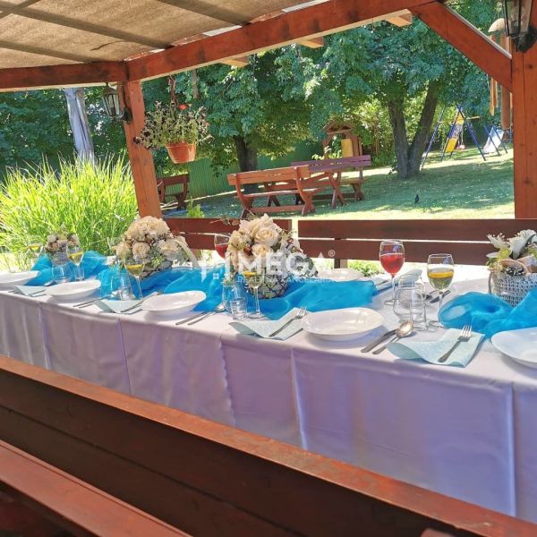 Außenbereiche der Gastronomie in Vranov nad Topľou auf der Budovateľská mit elegant gedecktem Tisch.