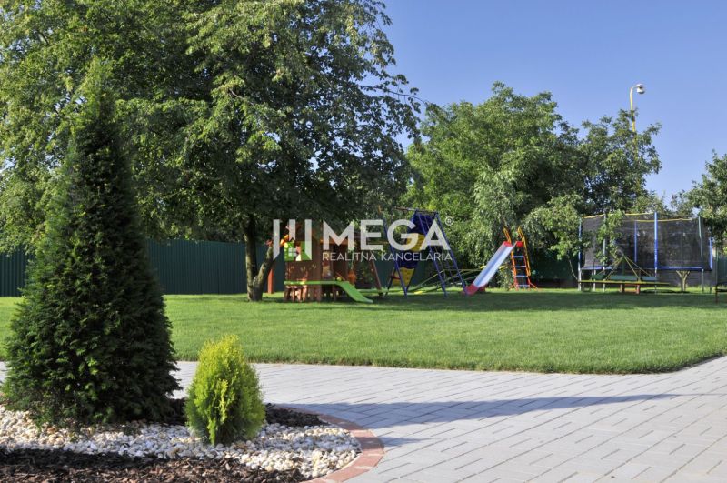 Spielplatz im Garten in der Budovateľská-Straße in Vranov nad Topľou.