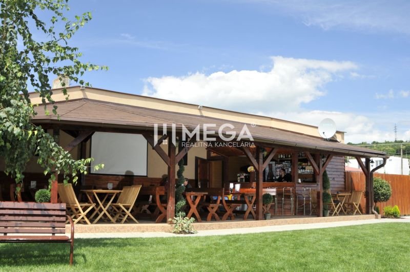 Gastronomische Räumlichkeiten in der Budovateľská-Straße in Vranov nad Topľou mit Gartenbestuhlung.