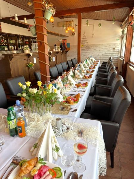 Elegant gedeckte Tische mit Dekorationen in Gastronomiebereichen schaffen eine angenehme Atmosphäre.