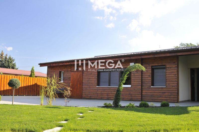 Holzfassade mit gepflegtem Garten in der Budovateľská-Straße in der Stadt Vranov nad Topľou.
