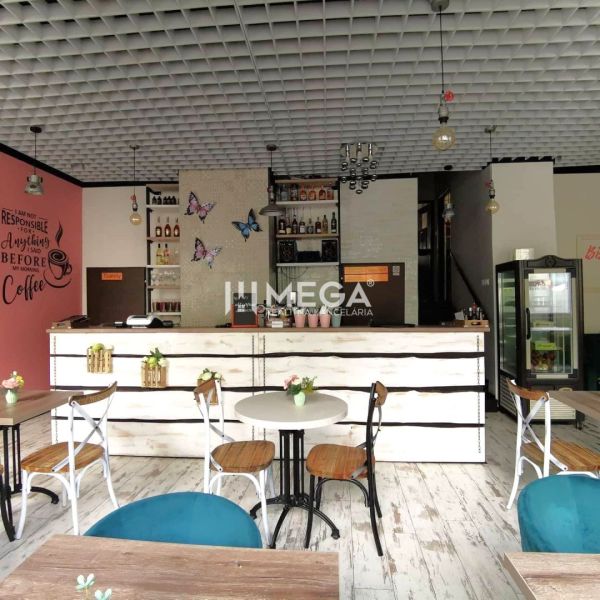 Ein Café mit Holzeinrichtung, Tischen und Stühlen, dekoriert mit Wänden in einem Gastronomiebereich.