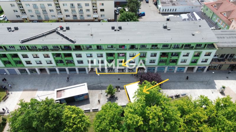 Ein Gebäude mit Geschäftsräumen und einer Fußgängerzone am Freiheitsplatz in Vranov nad Topľou.