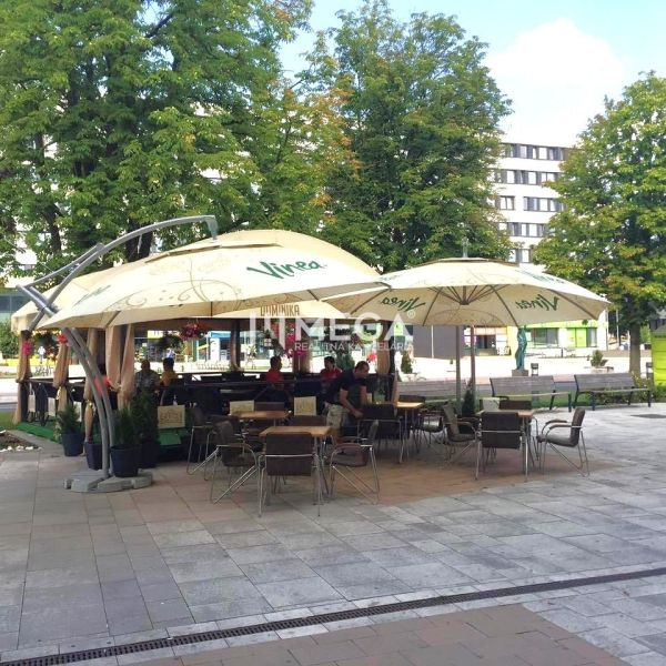Sommerterrasse in den Gastronomiebereichen am Freiheitsplatz in Vranov nad Topľou.