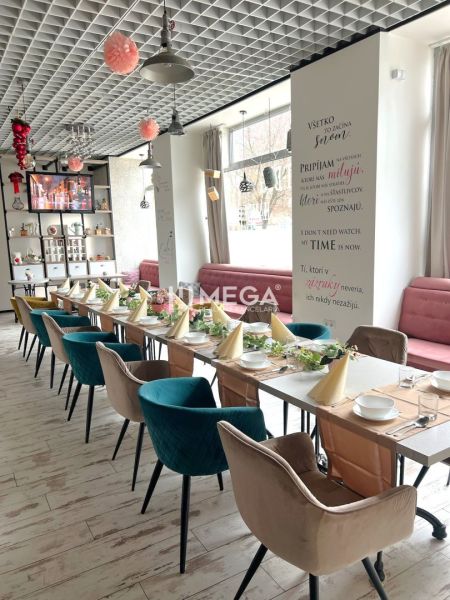 Ein Restaurant mit kreativer Dekoration, Oberfläche mit Holzdekor, gepflegtes Tischgedeck.