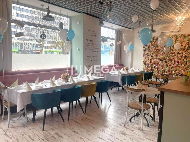 Gastronomische Räume mit Blumenwand, Luftballons und Boden mit Holzdekor.