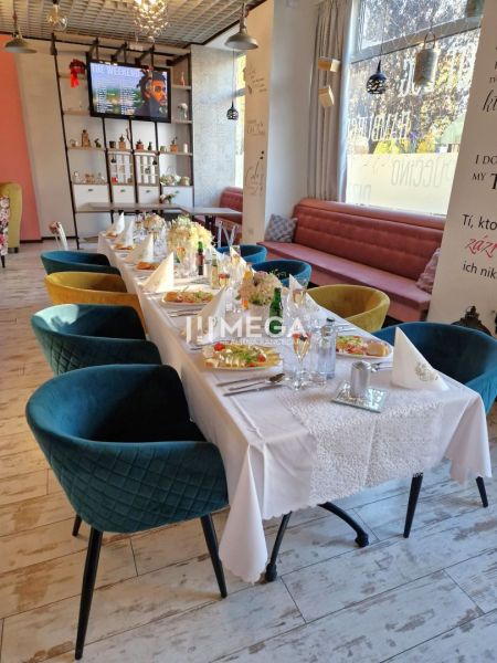 Stilvolle Gastronomiebereiche mit dekorativer Dekoration, Holzboden und eleganten Stühlen.