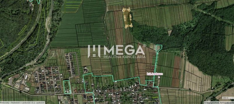 Die Luftkarte zeigt landwirtschaftliche und forstwirtschaftliche Flächen in Lackovce mit den Umrissen der Parzellen.