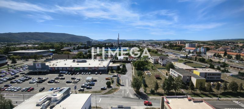 Luftaufnahme eines Teils von Humenné in der Štefánikova-Straße, Büros und Supermarkt.