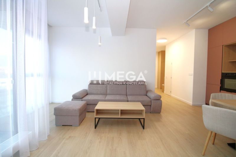 Helles Wohnzimmer mit Ecksofa und Holzboden in einer 3-Zimmer-Wohnung.