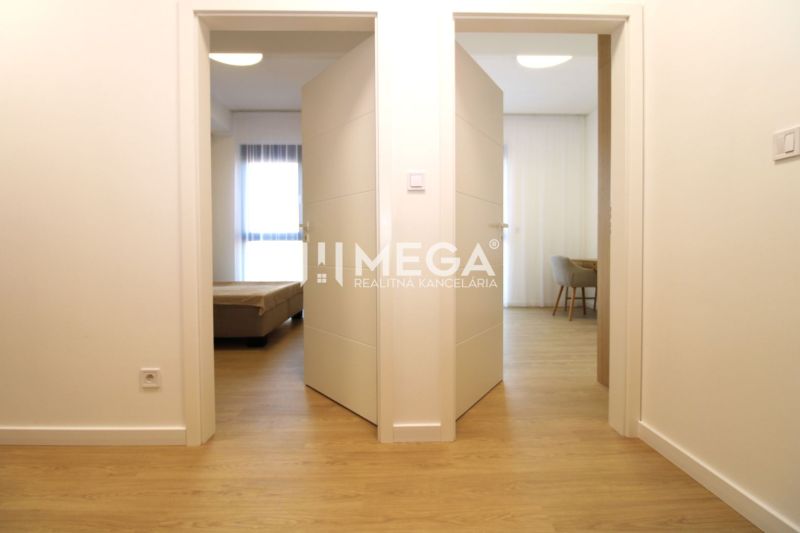 Offene Türen in einer 3-Zimmer-Wohnung mit Holzboden.