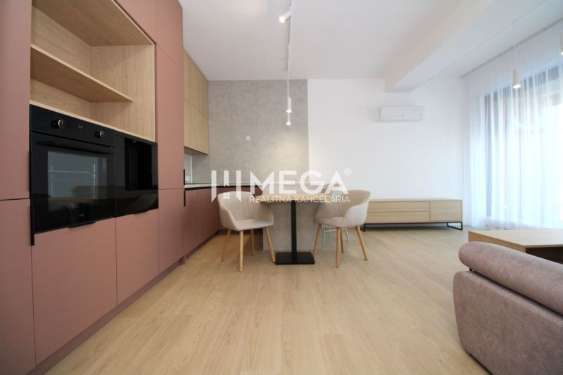 Küche in einer 3-Zimmer-Wohnung mit Tisch, cremefarbenen Stühlen und Boden in Holzoptik.