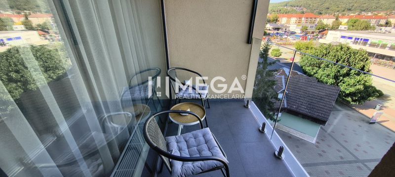 Balkon einer 3-Zimmer-Wohnung in Humenné mit Außensitzbereich und Blick auf die Stadt.