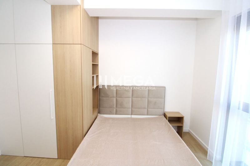 Schlafzimmer in einer 3-Zimmer-Wohnung mit Bett, Einbauschrank und Boden mit Holzdekor.