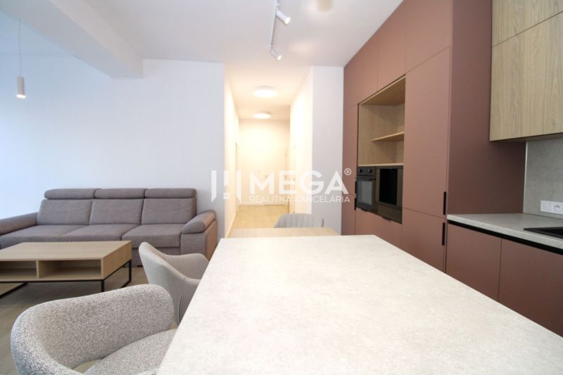 Wohnbereich einer 3-Zimmer-Wohnung mit bequemer Couch, Esstisch und moderner Küche.