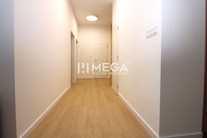 Ein Flur mit hellen Wänden und einem Boden in Holzoptik in einer 3-Zimmer-Wohnung.