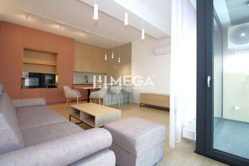 Wohnzimmer einer 3-Zimmer-Wohnung mit Holzboden und moderner Küchenzeile.