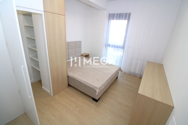 Schlafzimmer in einer 3-Zimmer-Wohnung mit Holzboden und Stauraum.