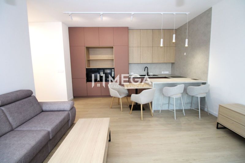 Wohnzimmer mit Küchenzeile, Holzboden, 3-Zimmer-Wohnung.