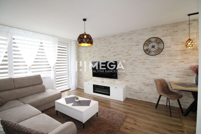 Wohnzimmer mit heller Couch und Boden in Holzoptik in einer 3-Zimmer-Wohnung.