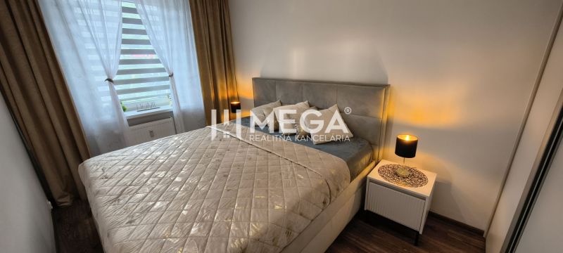 Schlafzimmer in einer 3-Zimmer-Wohnung mit Bett, Nachttischen und Boden mit Holzdekor.