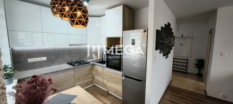 Küche in einer 3-Zimmer-Wohnung mit Geräten, Boden mit Holzdekor, Hängelampen.
