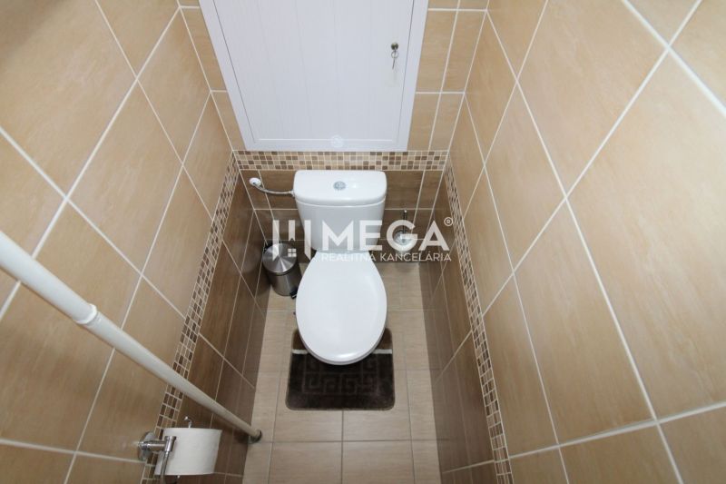 Toilette mit Fliesen in einer 3-Zimmer-Wohnung, abgestimmte Farben der Fliesen.