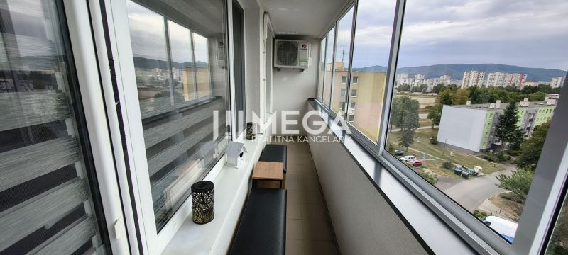 Balkon in einer 3-Zimmer-Wohnung in der Puškinova-Straße, Humenné mit Blick auf die Stadt.