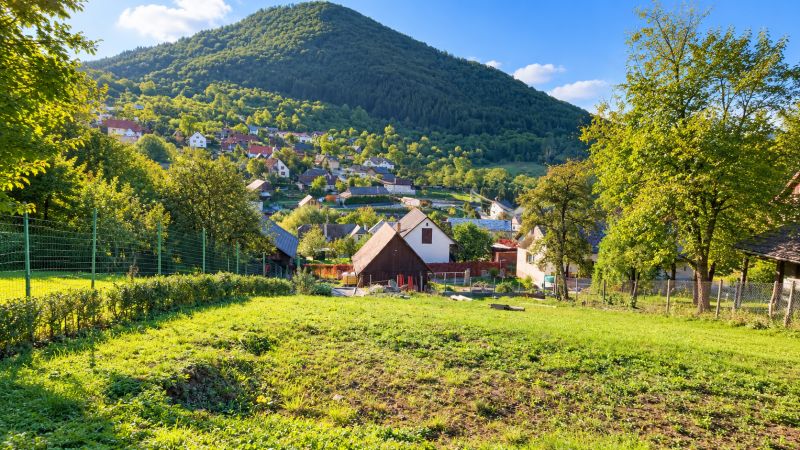 In Košecké Podhradie in der Straße Košecké Podhradie erstrecken sich grüne Grundstücke - Wohnen mit Blick auf die Hügel.