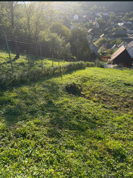 Grundstücke - Wohnen in Košecké Podhradie bieten einen wunderschönen Blick auf die Landschaft und die Häuser.