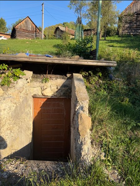 Steinerner Eingang zum Keller auf Baugrundstücken im Dorf Košecké Podhradie.