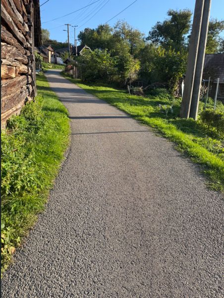 Der Weg zwischen den Häusern in Košecké Podhradie mit Grundstücken zum Wohnen.