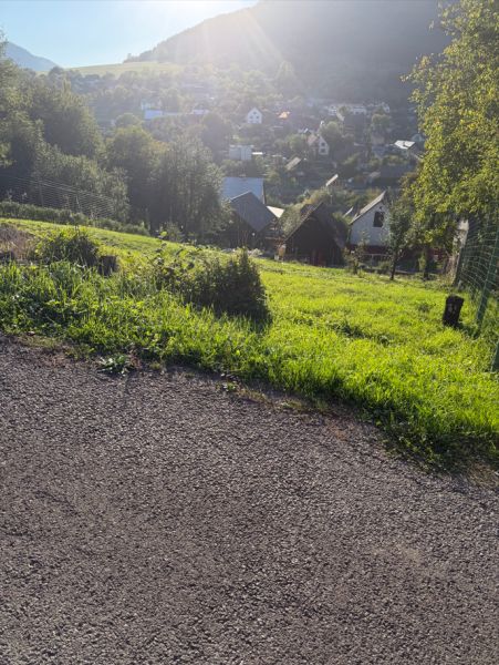 Ein sonniger Tag in Košecké Podhradie mit Blick auf die Grundstücke - Wohnen am Hang.