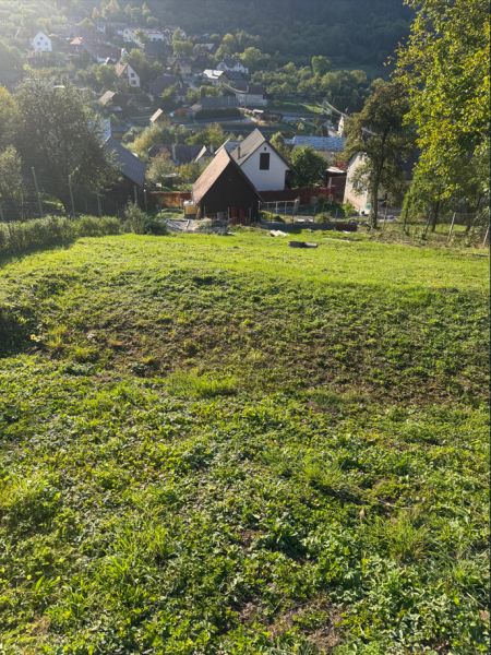 Košecké Podhradie bietet Grundstücke zum Wohnen mit ländlicher Architektur und umliegendem Grün.