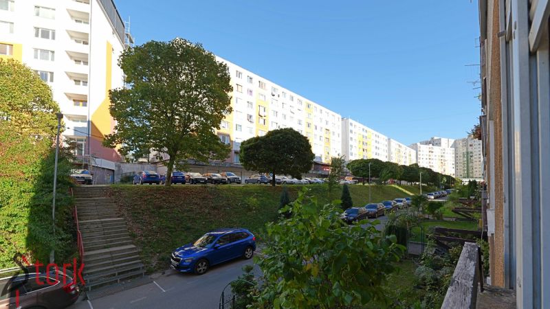 Sídlisko Rozkvet in Považská Bystrica mit Wohnhäusern und geparkten Autos.
