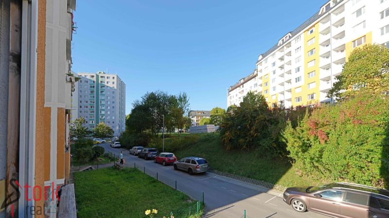 Rozkvet-Straße, Považská Bystrica, mit Wohnhäusern und geparkten Autos bei einer 3-Zimmer-Wohnung.