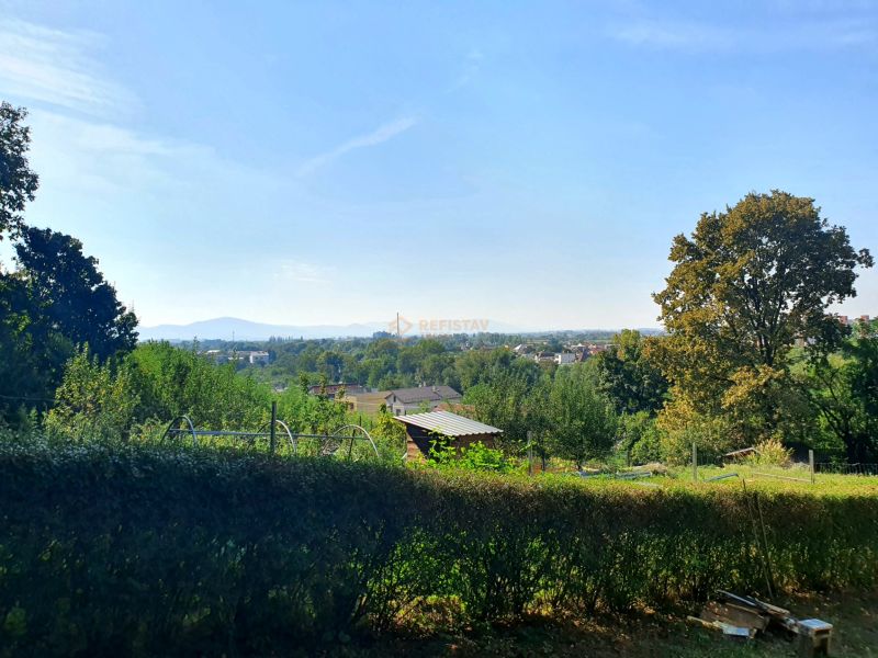 Gärten in Košice, Stadtteil Krásna, bieten einen Blick auf das Grün und das Panorama.