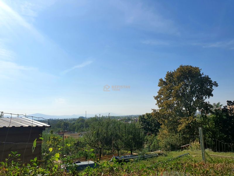 Blick auf die Gärten in Košice - Stadtteil Krásna, Ul. 1. Mai mit blauem Himmel.