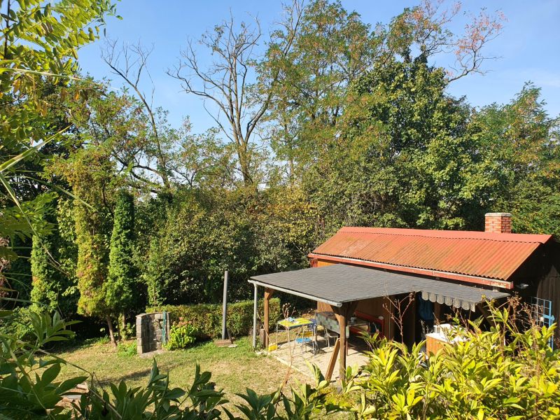 Hütte mit Garten und Bäumen in den Gärten in der Straße 1. mája in Košice - Stadtteil Krásna.
