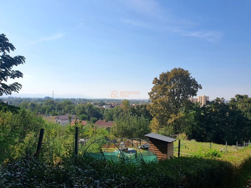 Blick auf die Gärten in Košice, Stadtteil Krásna, Ul. 1. Mai, Naturszenerie.