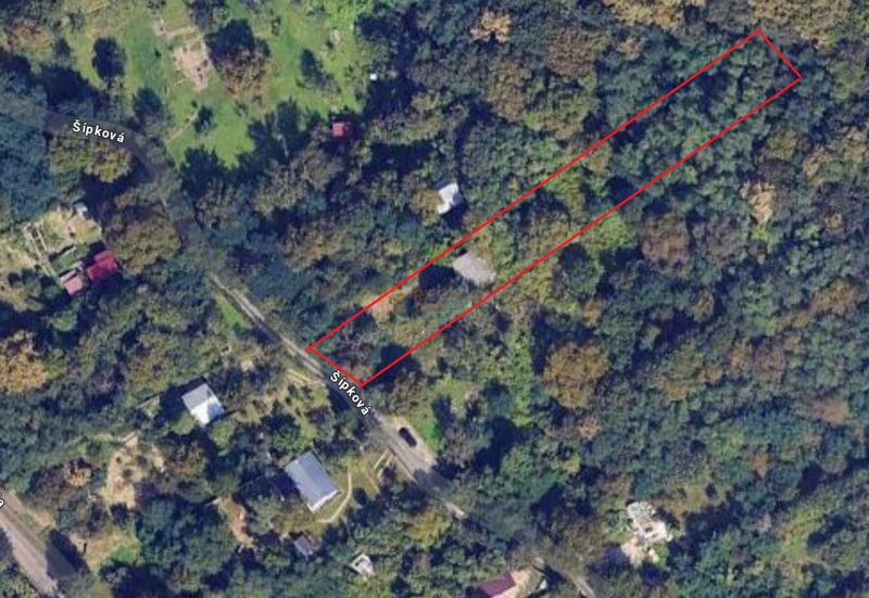 Luftaufnahme zeigt ein Grundstück im Gebiet Šípková, Záhrady, Košice - Stadtteil Krásna.