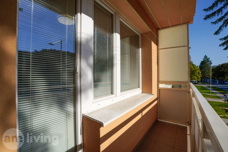 Ein Balkon mit Blick auf die Trenčianska-Straße in Nová Dubnica, in der Nähe einer Einzimmerwohnung.