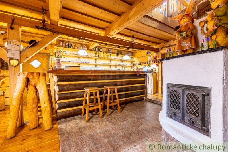 Rustikales Interieur mit Bar und dekorativen Holzmöbeln in einem Einfamilienhaus.