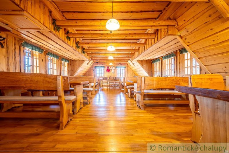 Innenraum eines Einfamilienhauses mit Holzboden und Holzmöbeln.